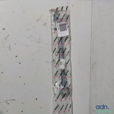 une photo d'une cravate accrochée au mur