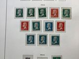 une feuille de timbres sur laquelle figurent un homme et une femme
