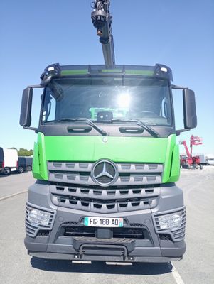 un camion vert garé sur le parking