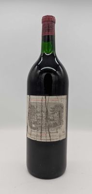 une bouteille de vin posée sur une table