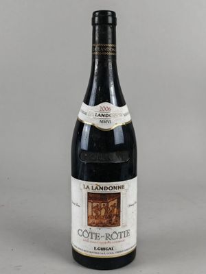 gros plan d'une bouteille de vin sur une table