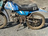 une moto tout-terrain garée sur le bord de la route