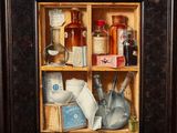une photo d'un tableau représentant une étagère avec des flacons de médicaments