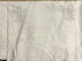 un gros plan sur une nappe blanche ornée d'un motif