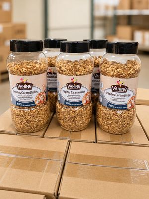 trois bocaux de granola posés sur une boîte en carton