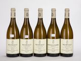 six bouteilles de vin sont alignées sur une surface blanche