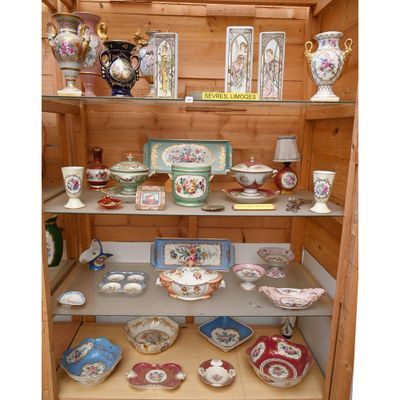 Cette vitrine présente de nombreux types de vaisselle en porcelaine