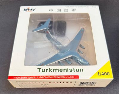 un petit avion en jouet qui se trouve dans une boîte posée sur une table