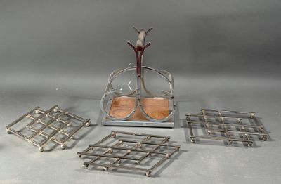 quatre objets en verre et en métal posés sur la table
