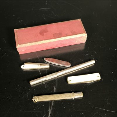 . Lot : un jeu de poche, trois canifs, deux porte-crayons en…