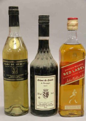 trois bouteilles d'alcool placées les unes à côté des autres sur une table