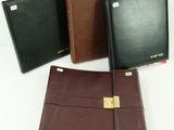 quatre modèles différents de chemises en cuir sur un fond blanc