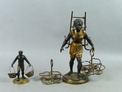 deux figurines représentant un homme et une femme portant des paniers sur les épaules