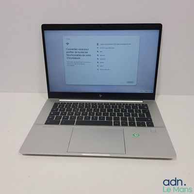 un ordinateur portable posé sur une table