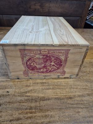 une vieille boîte en bois posée sur une table en bois
