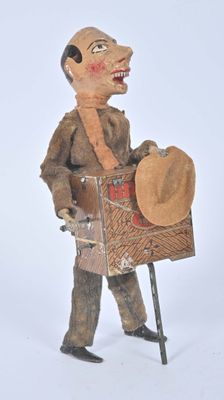 un jouet en bois représentant un homme avec un chapeau et un panier