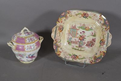 deux assiettes et un bol posés sur une table