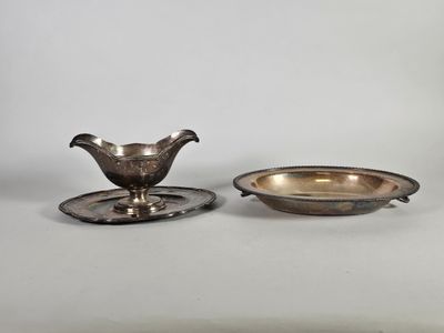 Saucière sur son dormant et deux plats ovales en métal argenté. L : 26