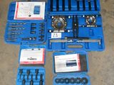 une boîte à outils bleue contenant des outils, posée par terre