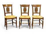trois chaises en bois avec une assise en osier et un dossier en rotin