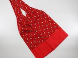 un tablier rouge et blanc orné d'un nœud papillon rouge
