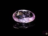 gros plan d'un diamant violet sur une surface noire