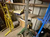 une photo d'une pièce dans laquelle se trouvent une échelle et quelques outils