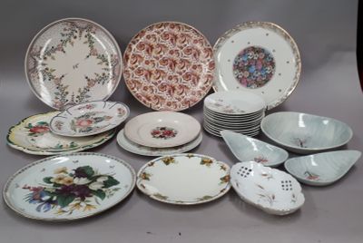 plusieurs assiettes et bols posés sur une table