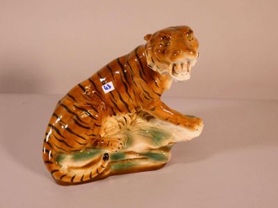 Sujet en faïence émaillé représentant un tigre rugissant. Ci… - Photo 1