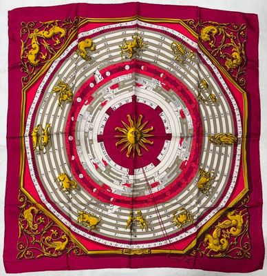 un gros plan d'un foulard carré orné d'un motif circulaire