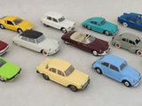 tout un tas de petites voitures miniatures posées sur la table