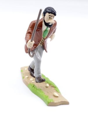 une figurine représentant un homme muni d'une épée et d'un sac à dos