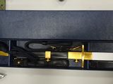 une boîte bleue contenant un couteau et une corde
