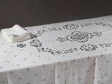 une table blanche recouverte d'une nappe blanche et de serviettes