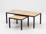 deux tables posées l'une sur l'autre sur une surface blanche