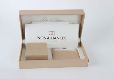 une boîte contenant un bloc-notes et un stylo