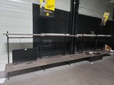 deux ordinateurs portables posés sur un banc dans un entrepôt