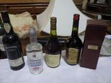 Plusieurs bouteilles de vin sont posées sur une table, à côté d'une lampe