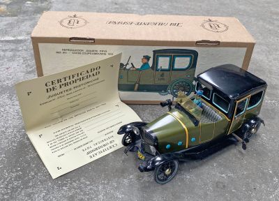 une voiture jouet placée devant une boîte