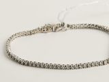 un bracelet en argent orné de perles carrées sur fond blanc