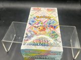 une boîte de cartes pokemon posée sur une table