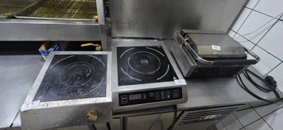 deux feux sur la cuisinière de la cuisine