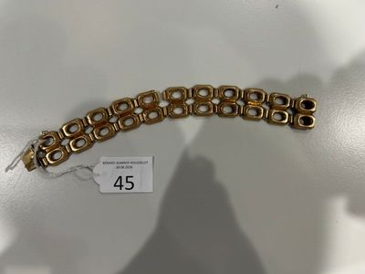 une photo d'un bracelet en or sur un mannequin, un mannequin, un mannequin, un mannequin, un mannequin, un mannequin, un mannequin, un mannequin