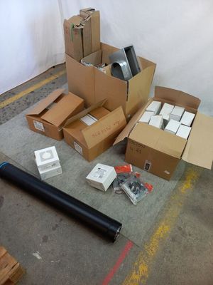 un tas de cartons et d'autres objets par terre