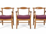 trois chaises en bois avec des coussins rembourrés violets sur fond blanc