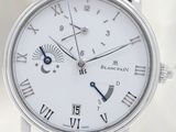 gros plan d'une montre avec des chiffres romains sur le cadran
