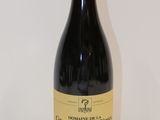 une bouteille de vin posée sur une table