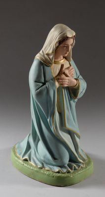 figurine d'une femme tenant un bébé dans ses bras