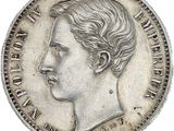 Gros plan sur une pièce de monnaie en argent portant un visage de femme