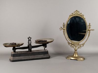 une balance sur laquelle est posé un miroir et un miroir posé sur un pied